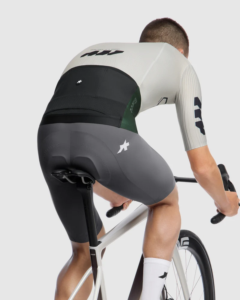 Assos Equipe RS Something To Say Kurzarm Radtrikot Mann Almond Milk