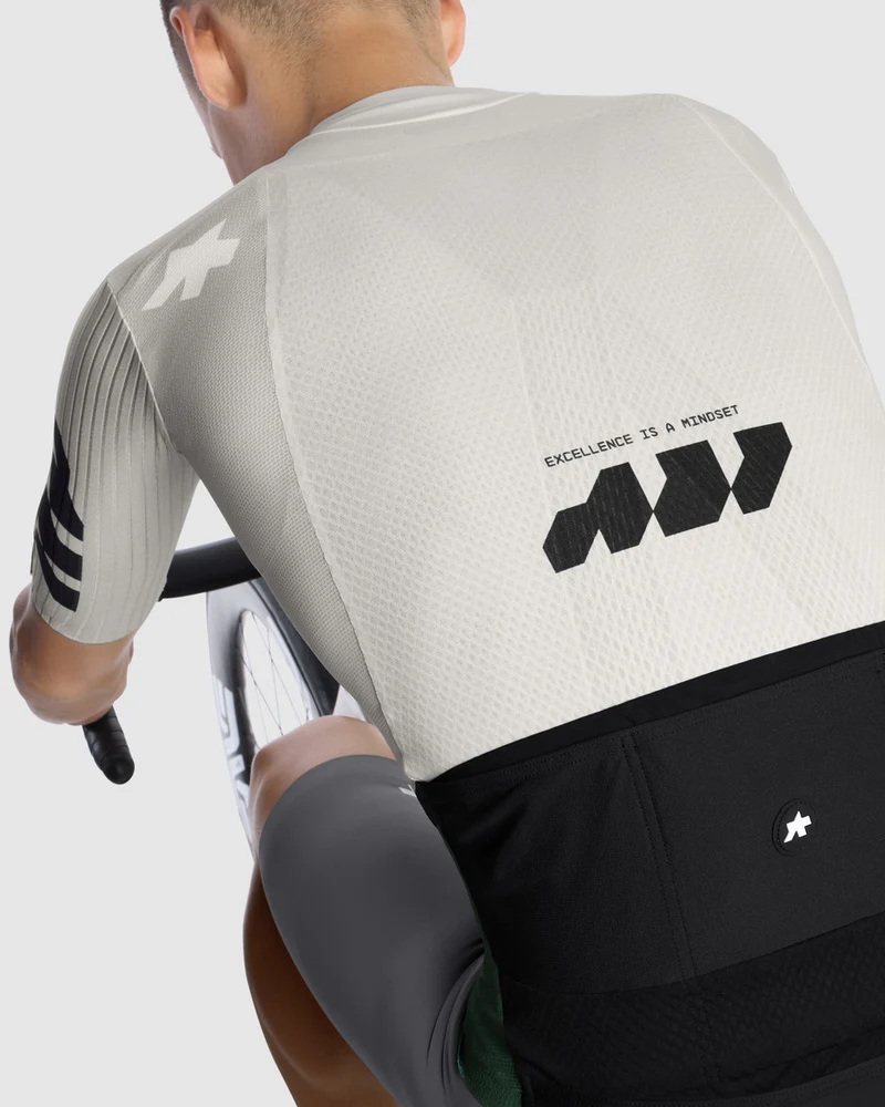 Assos Equipe RS Something To Say Kurzarm Radtrikot Mann Almond Milk