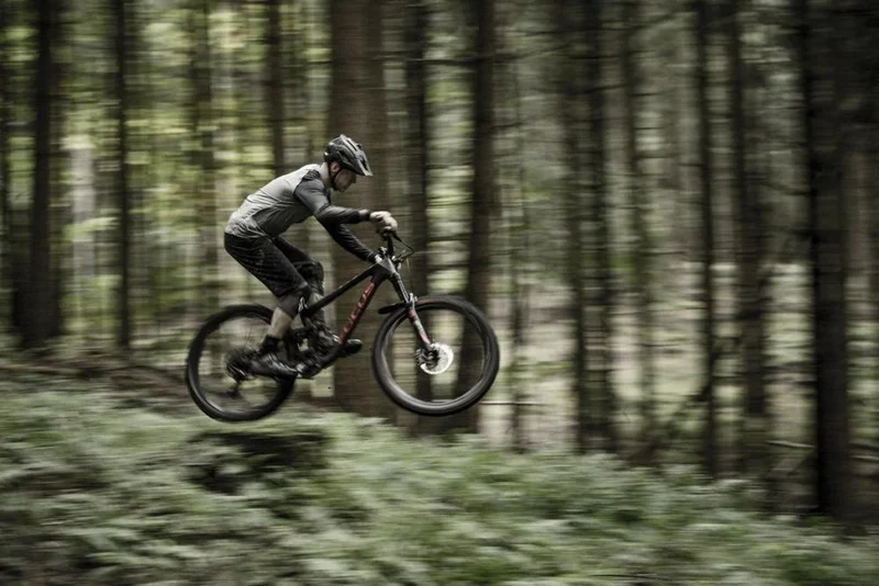 Ass Savers MFR-1 Mudder Spektrum: Leichter 18g Spritzschutz für MTB, passend für 26"-29" Räder, einfache Montage an Federgabeln, effektiver Schutz vor Schmutz