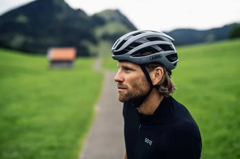 Abus Airbreaker Helm Movistar Team