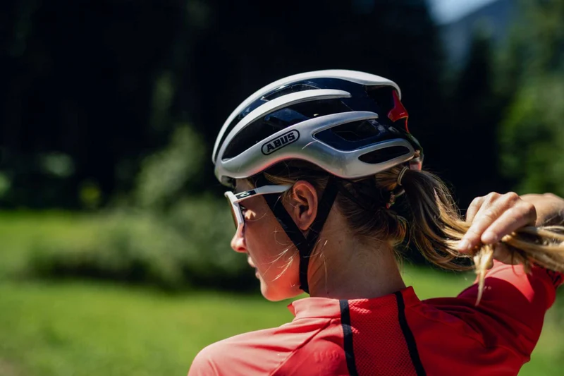 Abus Airbreaker Helm Movistar Team