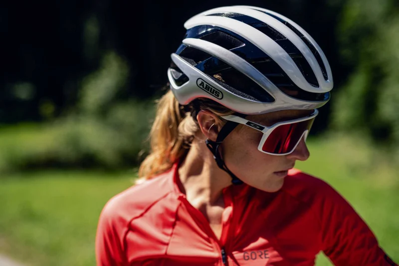 Abus Airbreaker Helm Movistar Team